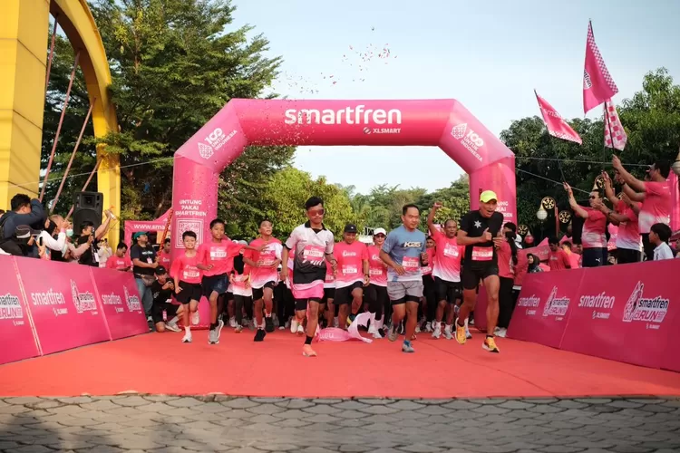 Ratusan peserta antusias mengikuti SMARTFREN Fun Run 2025 di Klaten Jawa Tengah, Sabtu (23/11).  (Foto: Dok. Istimewa)
