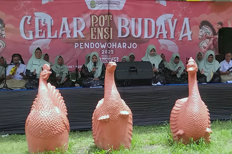 Penampilan dari Hadroh lintas agama Nurul Huda Karanggede yang menyejukan. ( Teguh Priyono)