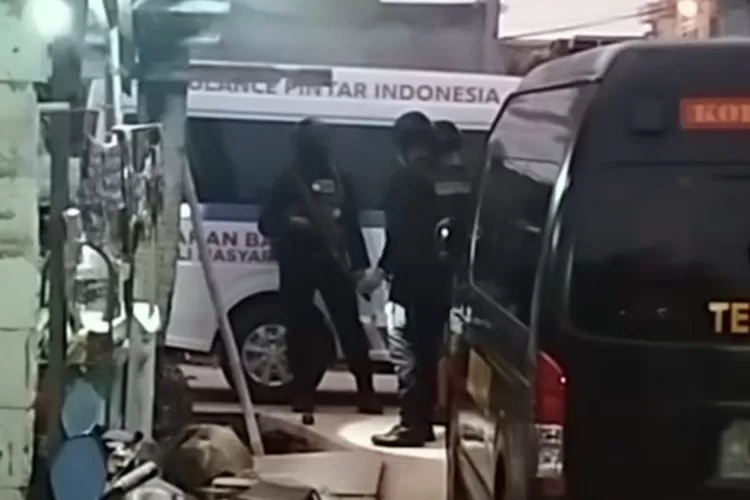 Tangkapan layar saat Tim Jibom Gegana Polda Metro Jaya melakukan pemeriksaan terkait ledakan mortir di Babelan, Bekasi.  (TikTok/Jurnalekka)