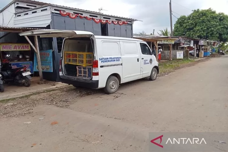 Mobil Satuan Pelayanan Pemenuhan Gizi (SPPG) Program Makan Bergizi Gratis (MBG) mengangkut sangkar burung dan kendaraan di Batang, Minggu (23/11/2025).  (ANTARA/Kutnadi)