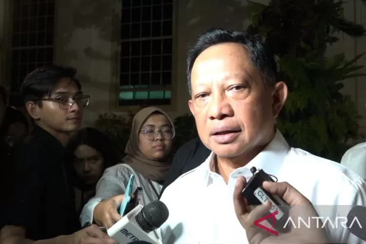 Menteri Dalam Negeri Tito Karnavian memberikan keterangan di Istana Kepresidenan, Jakarta, Senin (24/11/2025), usai menghadiri rapat terbatas dengan Presiden Prabowo Subianto.  (ANTARA/Andi Firdaus)