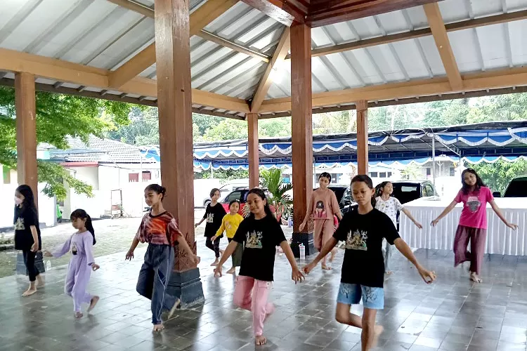 Pelaksanaan latihan kelas tari ala Sanggar Seni Budaya Wijaya Kusuma, Ngemplak, Sleman.  (Foto: Sulistyanto)