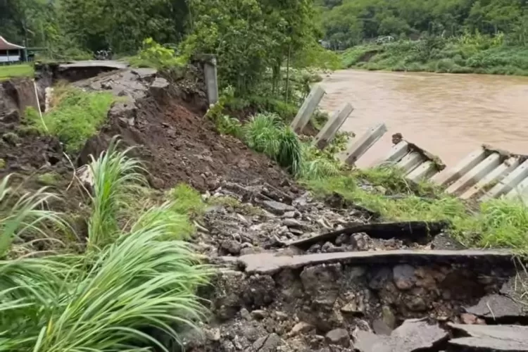 Talut Kali Oya di Wunut Kelurahan Sriharjo Imogiri Bantul Daerah Istimewa Yogyakarta ambrol hingga membuat akses jalan di sekitar terputus.  (ANTARA/HO-Kominfo Bantul)