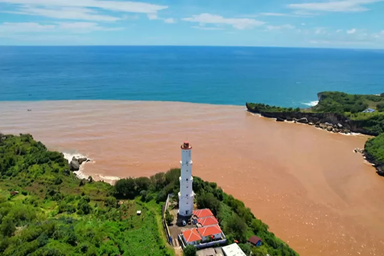 Pantai Baron saat aliran banjir sungai bawah tanah terjadi.  (Bambang Purwanto)