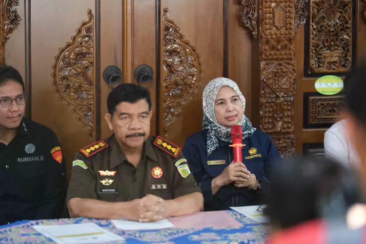 Kepala Kanwil DJP DIY Erna Sulistyowati (kanan) bersama Kajari Yogyakarta Hartono (tengah) memberikan keterangan pers, Rabu (26/11), terkait penyerahan dua tersangka tindak pidana di bidang perpajakan.  (Foto: Dok. Istimewa)