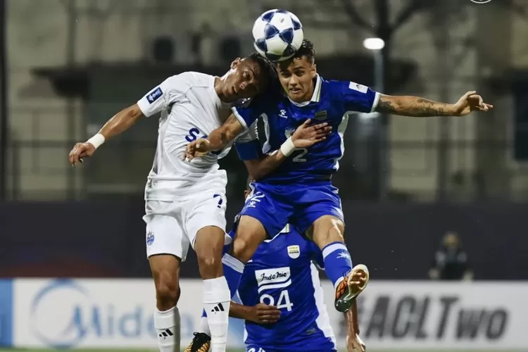 Bek Persib Bandung Eliano Reijnders saat merebut bola terhadap pemain Lion City Sailors pada laga kelima AFC Champions League Two di Stadion Bishan, Singapura, Rabu (26/11/2025).  (ANTARA/HO-Persib Bandung)