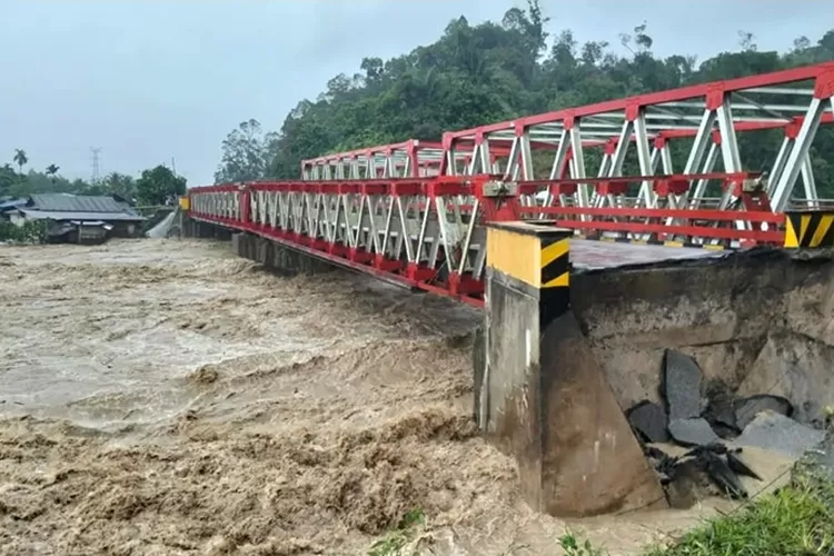 Jembatan terputus akibat banjir di Tapanuli Utara, Sumatera Utara.  (BPBD Kabupaten Tapanuli Utara)