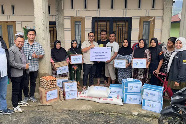 BRI memberikan bantuan bagi warga terdampak bencana di Wilayah Sumatera. ( Dok BRI)