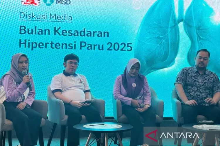 Spesialis Jantung dan Pembuluh Darah Subspesialis Pencegahan dan Rehabilitasi Kardiovaskular Rumah Sakit Universitas Indonesia (RS UI) dr. dr. Hary Sakti Muliawan, Ph.D., Sp.JP, Subsp.PRKv.(K) (kedua kanan),&nbsp; dalam konferensi pers&nbsp; di Jakarta, Kamis (27/11/2025) (. ANTARA/ Sinta Ambar)