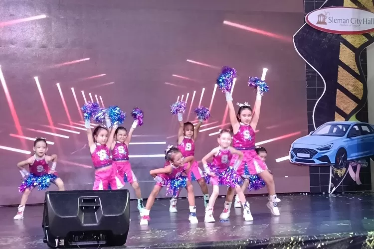 Penampilan grup Shining Stars saat menyemarakkan JOS 2025 di kompleks SCH (Foto: Sulistyanto)