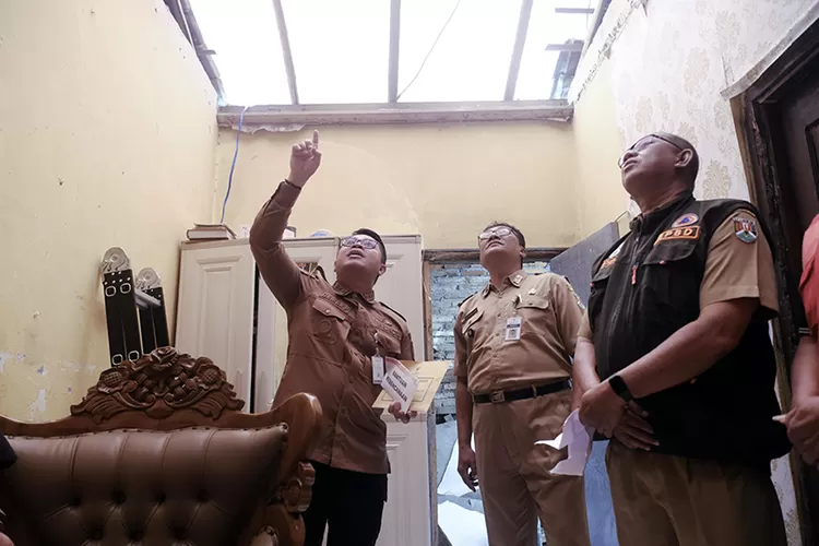 Wali Kota Magelang Damar Prasetyono rumah warga yang membutuhkan bantuan perbaikan. (Foto: Arif Zaini Arrosyid)