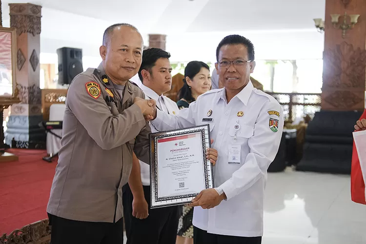 Penyerahan penghargaan atas dedikasi pedonor darah. (Foto: Arif Zaini Arrosyid)