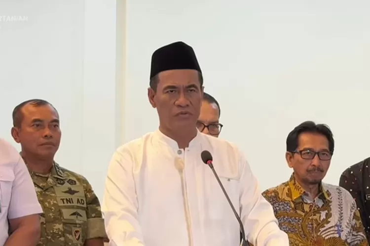 Mentan Amran Sulaiman pastikan cadangan beras di wilayah terdampak bencana Sumatera aman.  (Tangkapan layar YouTube Kementerian Pertanian)
