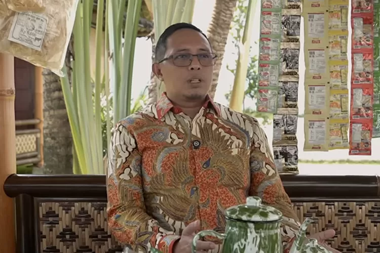 Mantan Kepala Komunikasi Kepresidenan, Hasan Nasbi bicara soal keberlanjutan kebijakan di setiap era pemerintahan.  (Tangkapan layar YouTube Hasan Nasbi)