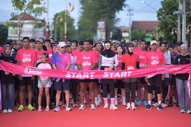 Pelepasan peserta SMARTFREN Fun Run di Alun-alun Pancasila Kebumen, Minggu, (30/11).  (Foto: Dok. Istimewa)