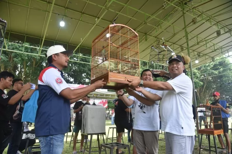 Bupati Sleman Harda Kiswaya (kanan) saat membuka Festival Burung Kicau Kajari Sleman Cup 2025 di Lapangan Pemda Sleman, Minggu (30/11/2025).  (Dok. Bagian Prokopim Setda Sleman)