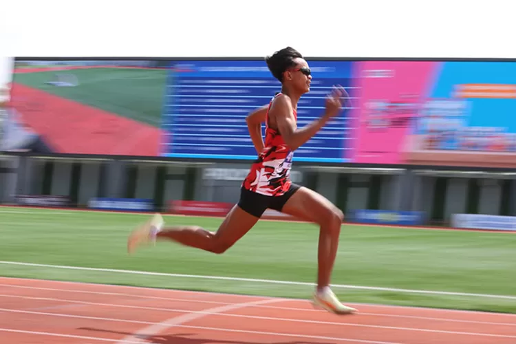 Aksi Irgi Candra Pranata, siswa kelas XII SMAN 2 Bae Kudus yang turun di nomor lari 100 meter, lari 400 meter dan estafet 4 x 400 meter KU 18, di ajang MilkLife Athletics Challenge Seri 2-2025 di Supersoccer Arena Kudus.  (Dok)