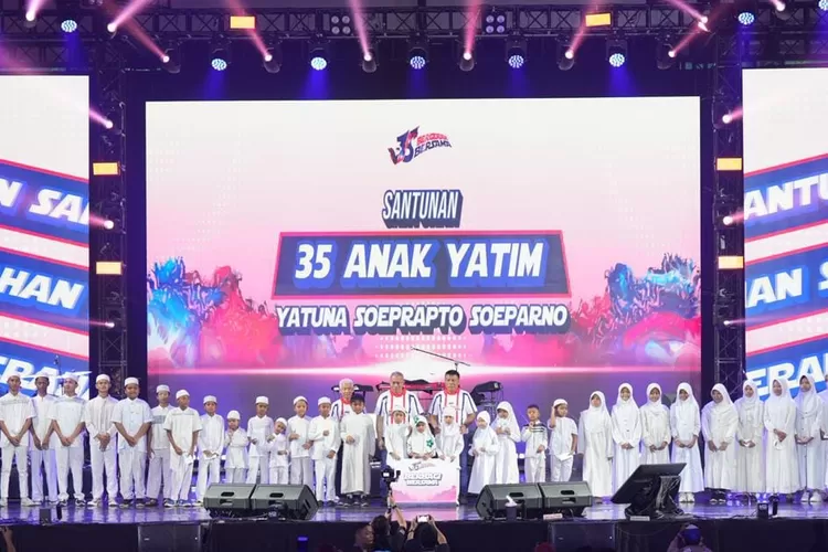 Pemberian santunan kepada 35 anak yatim dari Yayasan Soeprapto Soeparno dalam acara puncak perayaan HUT ke-35 JNE yang diselenggarakan secara hybrid dari GBK Basket Hall, Jakarta Pusat, Minggu (30/11/2025).  (Foto: Dok. Istimewa)