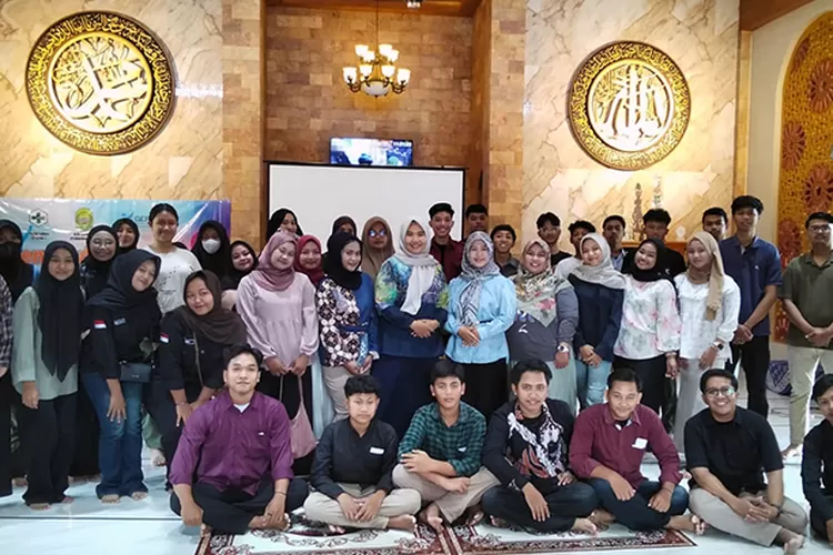 Foto bersama pembicara dan peserta Penyuluhan Posyandu Remaja di Karangtaruna Kalurahan Pendowoharjo Bantul.  (Dok)