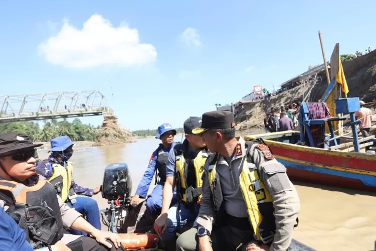 Menyoroti fakta terkini bencana banjir bandang yang melanda wilayah Provinsi Aceh, pada Senin, 1 Desember 2025.  (Dok. Polda Aceh)