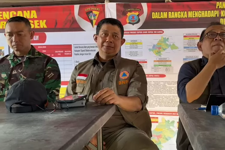 Kepala BNPB, Suharyanto (tengah) meminta maaf ke Bupati Tapsel setelah menilai banjir tak mengkhawatirkan.  (Dok BNPB)