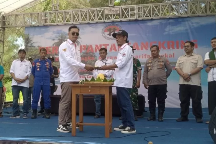 Pemotongan tumpeng menandai puncak peringatan HUT ke-37 Humoriezt Indonesia di pantai Cangkring (Foto: Yusron Mustaqim )