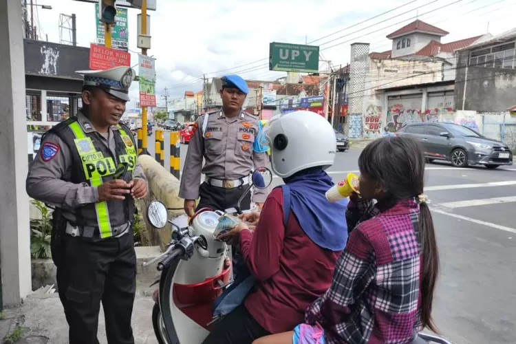 Penindakan terhadap pelanggar lalu lintas di wilayah Kabupaten Bantul Daerah Istimewa Yogyakarta pada Operasi Zebra Progo 2025.  (ANTARA/HO-Humas Polres Bantul )