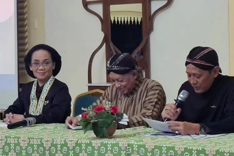 Kedua pembicara dan moderator. (Teguh Priyono)