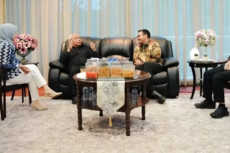 Pertemuan Ketua DPRD Sumatera Utara Erni Sitorus bersama mantan terpidana korupsi Chaidir Ritonga.  (Dok Marwah)