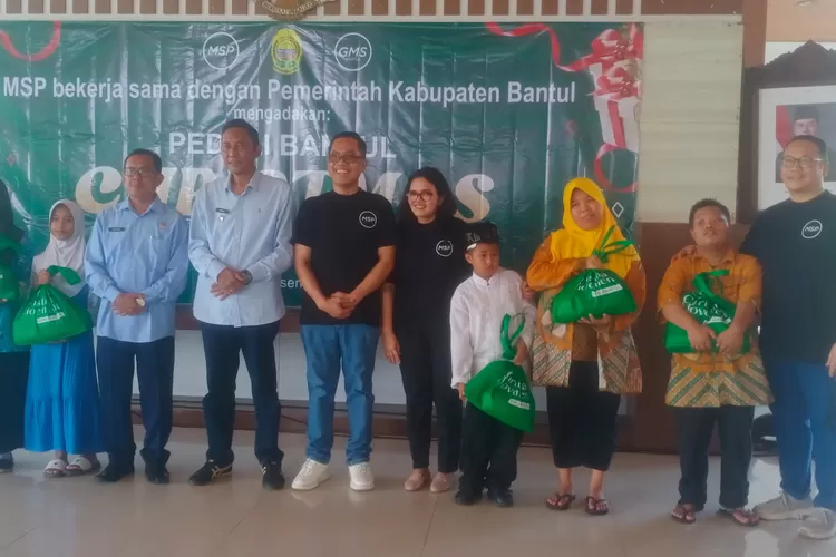 Yayasan MSP saat menyalurkan paket sembako secara simbolis kepada masyarakat prasejahtera, lansia dan disabilitas. (Foto: Yusron Mustaqim)