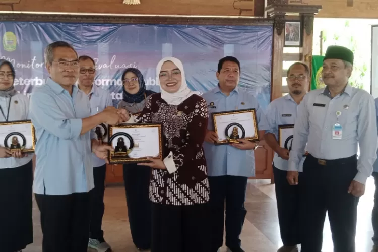 Bupati Bantul, H Abdul Halim Muslih (kiri) mewakili Pemkab Bantul menerima penghargaan badan publik sebagai badan publik informatif dari KID DIY. (Foto: Yusron Mustaqim)