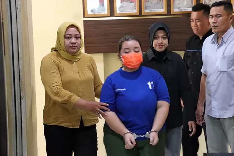 Tersangka Icha saat ditangkap dan diamankan ke Polsek Banguntapan Bantul. (Foto: Dok. Polres Bantul)