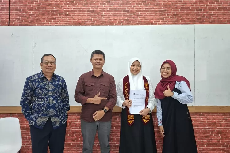 Mahasiswi Teknik Lingkungan Universitas Islam Indonesia (UII), Nisa Risqilla Rahma bersama pembimbing Dhandhun Wacano, S.Si., M.Sc., Ph.D dan Diah Ayu Prawitasari, S.T., M.T, serta diuji oleh Prof. Dr.-Ing. Ir. Widodo Brontowiyono, M.Sc (kiri).).  (Foto: Dok. Istimewa)
