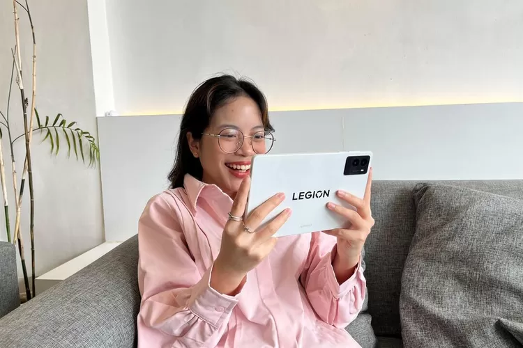 Lenovo Legion Tab Gen 3 bukan sebuah tablet gaming biasa. Performanya dirancang khusus untuk bisa menghadirkan pengalaman gaming setara konsol dengan format yang lebih ringkas dan mudah dibawa.   (Foto: Dok. Istimewa)