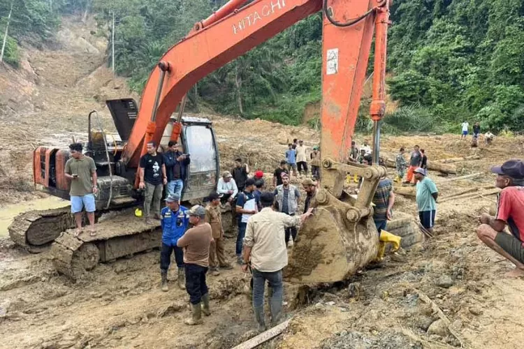 Alat berat dikerahkan untuk membersihkan material longsor yang terjadi di Serbajadi, Kabupaten Aceh Timur, Selasa (2/12/2025). ( ANTARA/HO-BPBD Aceh Timur )