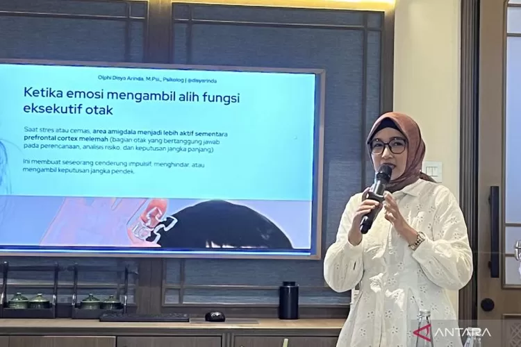 Psikolog klinis Olphi Disya Arinda, M.Psi., Psikolog menyampaikan financial coping dalam diskusi temu media di Jakarta, Selasa (2/12/2025).  (ANTARA/Sri Dewi Larasati)