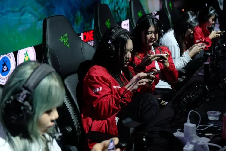 Tim nasional esports Indonesia nomor Mobile Legends: Bang Bang (MLBB) beraksi pada fase grup IESF World Esports Championship (WEC) 2025 di Kuala Lumpur, Malaysia, Rabu (3/12/2025).  (IESF)