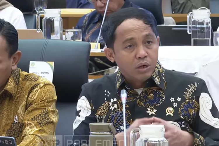 Menhut Raja Juli Antoni sebut ada data 12 perusahaan yang terindikasi berkontribusi terhadap banjir di Sumatera.  (YouTube/TVR Parlemen)