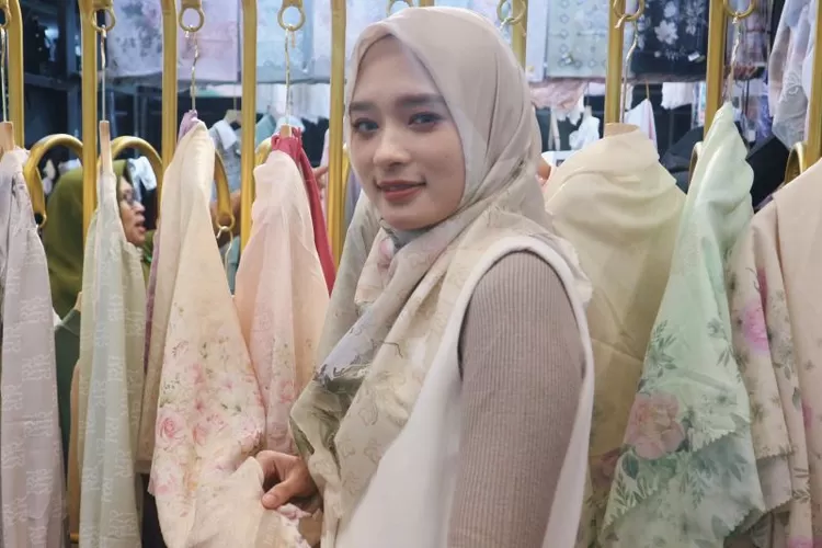 Arsip Foto - Inara Rusli berpose di depan koleksi pakaian dari lini busananya Inararusli.co di Jakarta Muslim Fashion Week (JMFW) 2024, ICE BSD, Tangerang, Banten, Jumat (20/10/2023).  (ANTARA/Pamela Sakina)