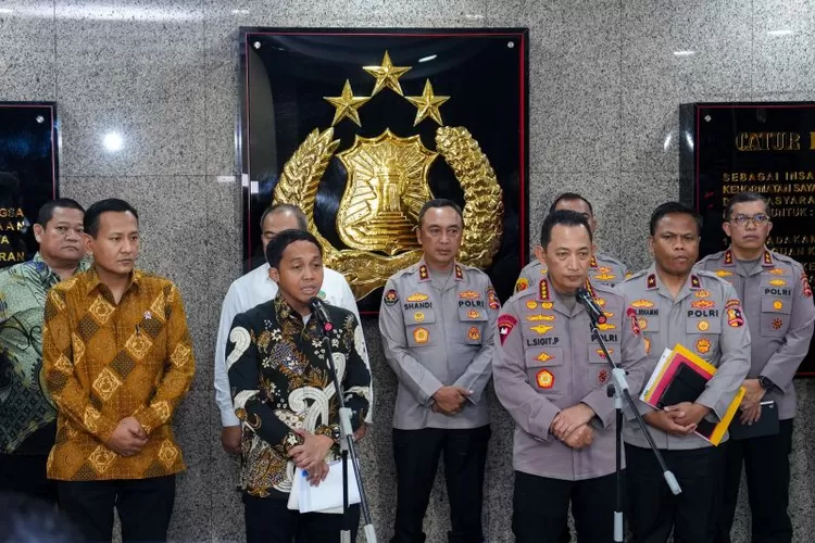 Menhut Raja Juli Antoni (kiri depan) dan Kapolri Jenderal Pol. Listyo Sigit Prabowo (kanan depan) menjawab pertanyaan wartawan usai pertemuan di Gedung Rupatama Mabes Polri, Jakarta, Kamis (4/12/2025)  (ANTARA/HO-Kemenhut )
