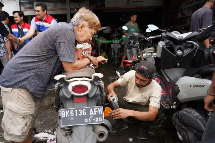 Seorang teknisi mengganti oli sepeda motor korban banjir Sumatera dalam program ganti oli gratis "Peduli Sumatra" yang diinisiasi PT Pertamina Lubricants (PTPL).  (ANTARA/HO-PTPL)