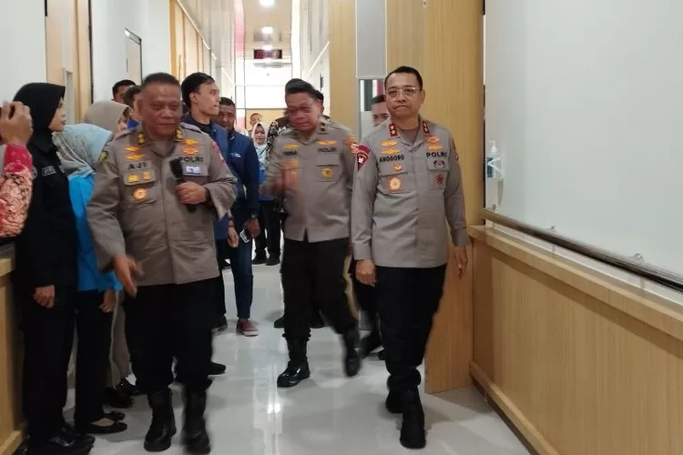Pju Polda DIY saat mengecek gedung rawat inap   (Foto: Samento sihono)