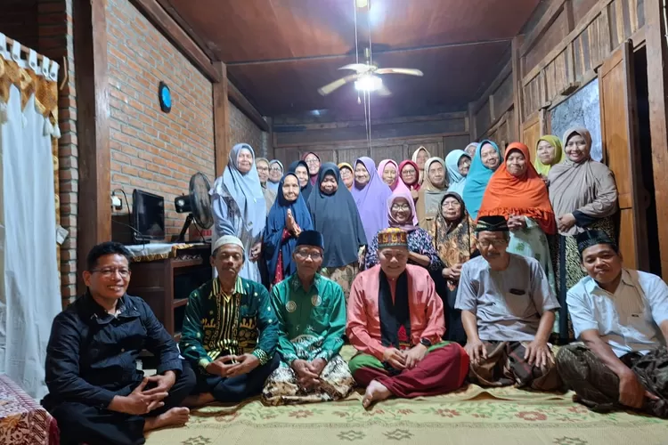 Pengajian NgaSSo (Ngaji Sabtu Sore) di Alamo Homestay menghadirkan Ustadz H. Dr. Khamim Zarkasih Putro, yang membawakan tema 'Membangun Kesalehan Ritual dan Kesalehan Sosial'. Keluarga NgaSSo turut menyambut pengukuhan Guru Besar Prof. Dr. Dra. Salamah, M.Pd., akademisi yang tinggal di Nitiprayan.  (Foto: Dok. Istimewa)