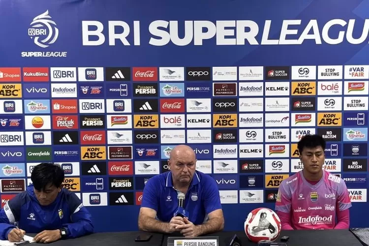 Pelatih Persib Bandung Bojan Hodak saat berbicara usai pertandingan di Stadion Gelora Bandung Lautan Api, Kota Bandung, Jawa Barat, Jumat (5/12/2025).  (ANTARA/Rubby Jovan)