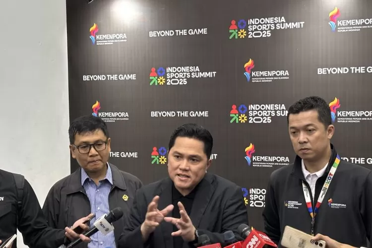 Menteri Pemuda dan Olahraga Erick Thohir (tengah) dalam konferensi pers Indonesia Sports Summit 2025 di Indonesia Arena, Jakarta, Sabtu (6/12/2025).  (ANTARA/Fajar Satriyo)
