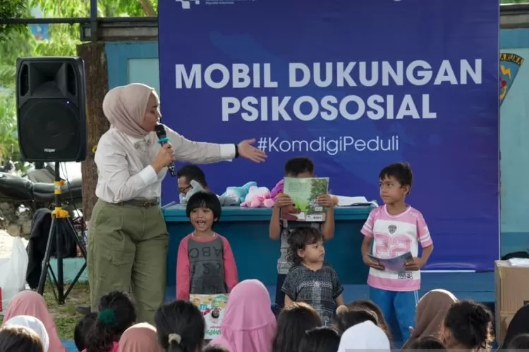 Aktivis Maia Janitra saat mengisi Program Mobil Dukungan Psikososial oleh Kementerian Komunikasi dan Digital (Kemkomdigi) di lokasi pengungsian Akademi Maritim Sapta Samudra, Kecamatan Koto Tengah, Kota Padang.  (ANTARA/HO-Kemkomdigi)