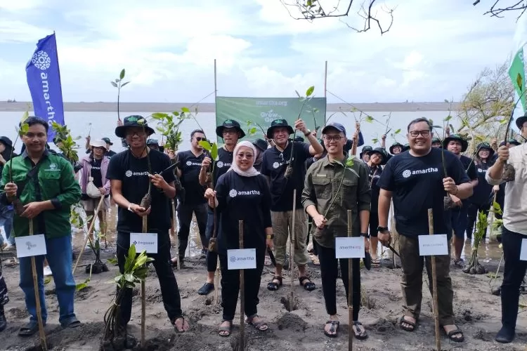 Suasana penanaman pohon mangrove di pantai Baros, Kretek, Bantul  (Foto: Samento Sihono)