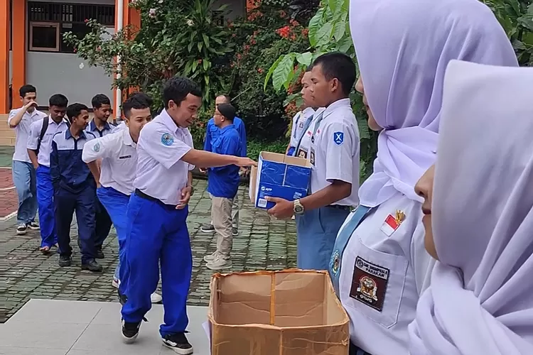 Penggalangan dana dari siswa untuk korban bencana alam (Foto : Arif Zaini Arrosyid)