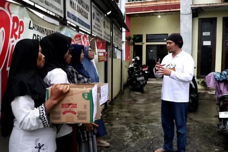 Aparat pemerintah desa menghimpun donasi dari warga untuk disalurkan ke Sumatera  (Foto: Istimewa)