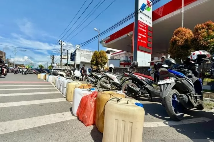 Ratusan jeriken milik masyarakat terpajang di depan SPBU 14.236.100 di ruas Jalan Manekroo Meulaboh, Kabupaten Aceh Barat. Maraknya aksi pembelian BBM dan dugaan penimbunan BBM subsidi selama ini telah mengakibatkan stok BBM di setiap SPBU habis dalam hitungan jam setiap harinya, Sabtu (6/12/2025).  ( ANTARA/Teuku Dedi Iskandar )